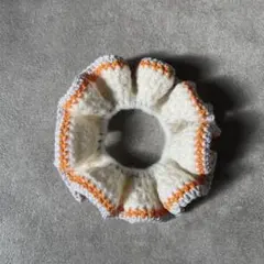 シュシュ　ハンドメイド　編み物　かぎ編み ベージュベース×オレンジ/グレー