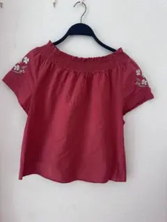 赤いオフショルダー花柄刺繍トップス