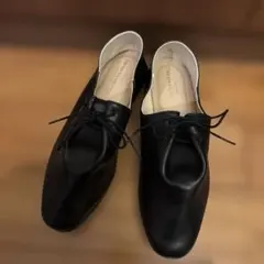 リボン付きブラックフラットシューズ