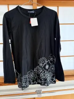 ドラッグストアーズ　長袖Tシャツ　 和柄の花柄模様　　黒　サイズ３