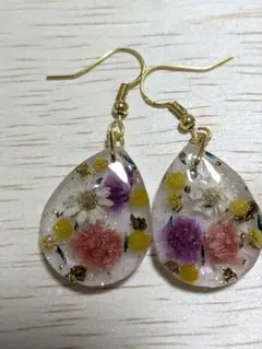 まるお♀　ガラス　レジン　フックピアス ハンドメイド レジン 琉球ガラスとカラーかすみ草 フックピアス