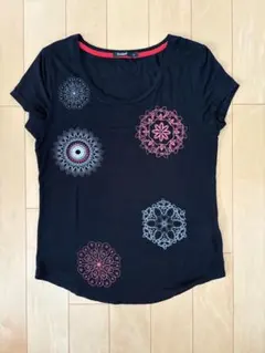 【美品】Desigual Tシャツ トップス Mのサムネイル