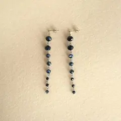 ♥️艶ブラックのガラスビーズ♪ロングピアス　ハンドメイド　ボタンカット