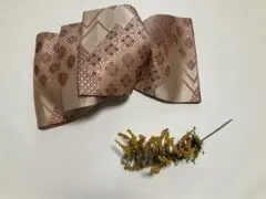 帯 ベージュと赤の幾何学模様