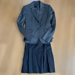 グレーと黒のスーツ