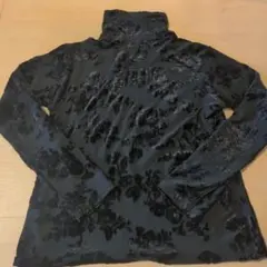 や*う様 黒いフラワーパターンタートルネック長袖