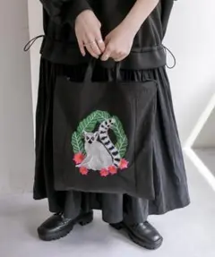 イアパピヨネ アニマル刺繍トートバッグ 2wayショルダー ワオキツネザル 黒のサムネイル