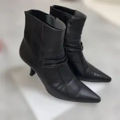 ブラックレザーポインテッドトゥブーツ