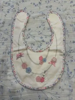 ミキハウス　花とウサギの刺繍スタイ