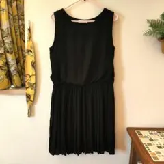 ブラック膝丈プリーツワンピース　ワールド　インデックス