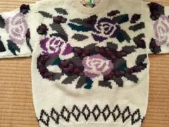 バラ刺繍クリーム色ニットセーター