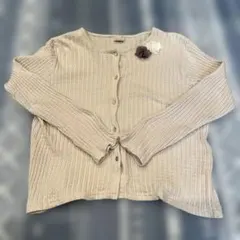 petit main ベージュ カーディガン フラワーモチーフ付き