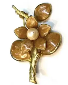 昭和レトロ　レトロなブローチ　フラワー　ゴールドカラー　ブローチ