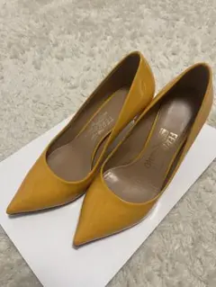 フェラガモ・イエロー・エナメルパンプス