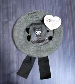 クロミ ロゴ刺繍 ベレー帽 サンリオ ディアマイラブ コラボ QOOZA × マイメロディ＆クロミ / コラボ L/S TEE - QOOZA