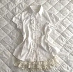 フリル付きホワイトストライプ半袖シャツ