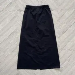 黒のスリット入りタイトスカート