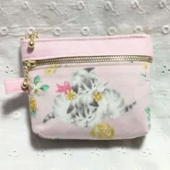 ハンドメイド、2匹の猫ちゃん柄の２つファスナーの小さなポーチ、きなり、ピンク