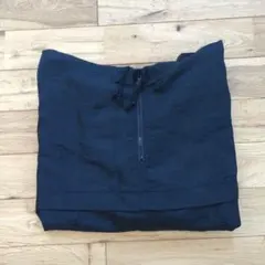 黒いフード付きナイロンジャケット