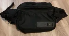 黒いナイロンボディバッグ