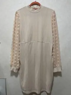 ポンポン付き ベージュワンピース