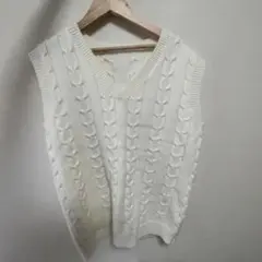 オーバーサイズ　ケーブルニット　ベスト　オフホワイト