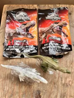 ジュラシックワールド　コレクションフィギュア　ティラノ　インドミナスレックス