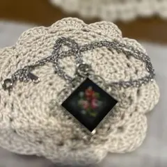 花柄刺繍ペンダント付きネックレス