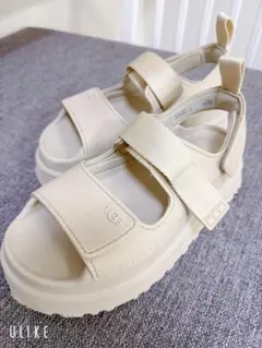 UGG サンダル クロコ型押し ベージュ - メルカリ