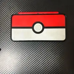 Nintendo 2DS モンスターボールデザイン モンスターボール＆ピカチュウデザインのNewニンテンドー2DS LL