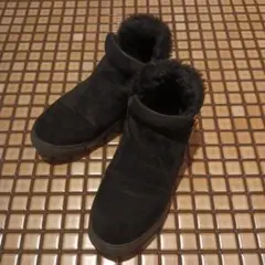 黒いスエード風ショートブーツ