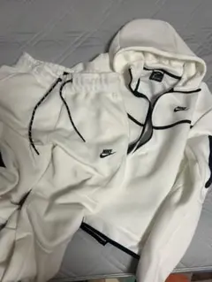 NIKEテックフリース　ホワイト