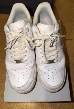 NIKE AIR FORCE 1 ホワイト ローカット スニーカーのサムネイル