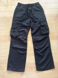 黒のカーゴパンツ