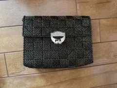 幾何学模様の黒と金のクラッチバッグ