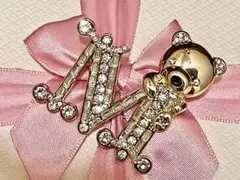 アウトレット　M テディベア　イニシャル　クリスタル　ブローチ　刻印