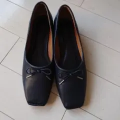 黒いリボン付きスクエアトゥフラットシューズ
