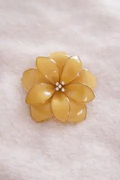 上品フラワーモチーフ ブローチ｜ラインストーン×ゴールド｜華やかアクセサリー