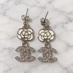 CHANEL　シャネル　カメリア ココマーク ピアス シルバーカラー　ストーン