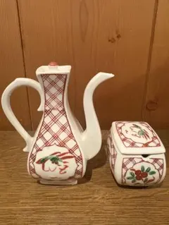 赤い格子模様の醤油さしと調味料入れセット