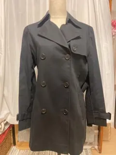 黒のダブルブレストトレンチコート
