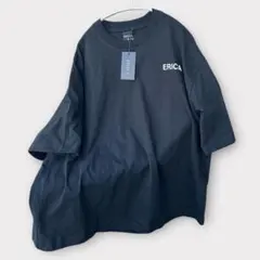 ERICA ブラック Tシャツ 背面アラビック風プリント 肩刺繍 オーバーサイズ