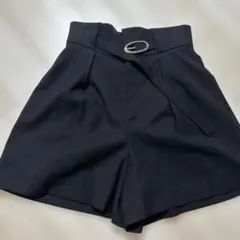 ベルト付き黒ショートパンツのサムネイル