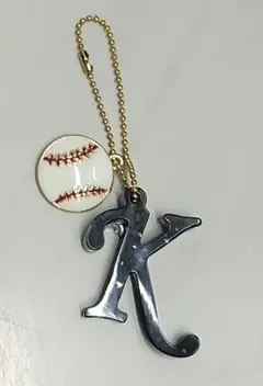 野球ボールチャーム付きイニシャルキーホルダー