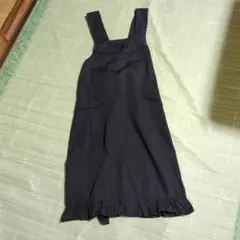 黒いフリル付きエプロン
