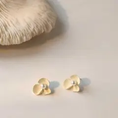 淡雪 (Awayuki) – 儚い美しさのピアス