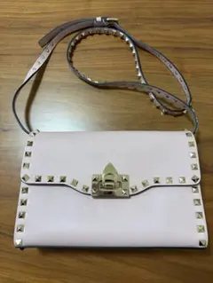 Valentino アイボリー ロックスタッズ ショルダーバッグ - メルカリ