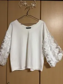 By RagOut 花柄刺繍袖 カットソー ホワイト