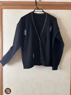 エスパスデカルマ 黒の刺繍入りカーディガン