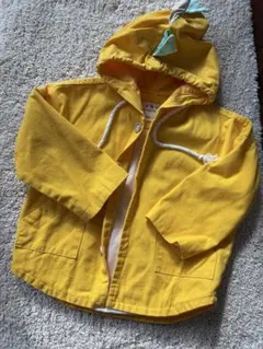 黄色のフード付きジャケット